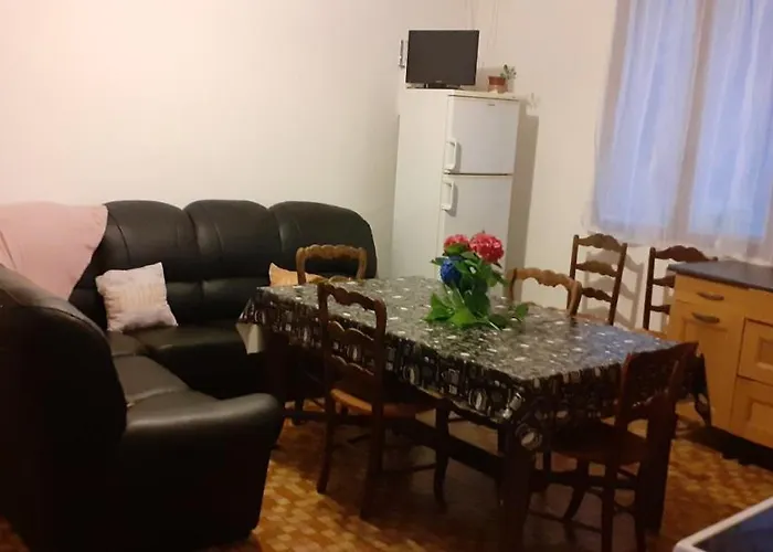 Maison F4 90m2 Au Calme Дом отдыха Sarrouilles